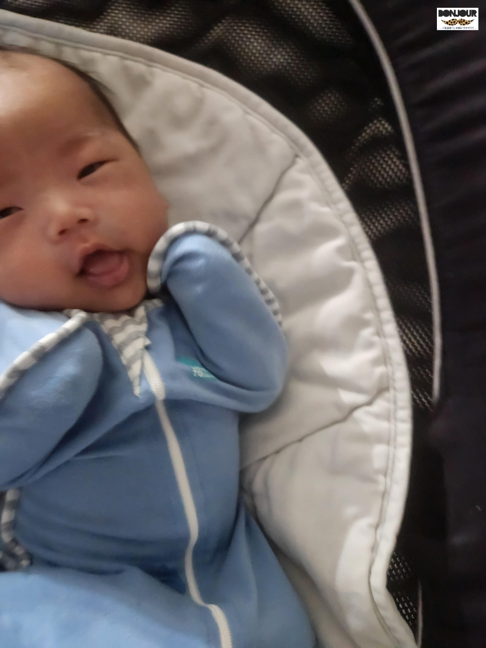 모로반사 방지 스와들업 입고 통잠 자는 신생아