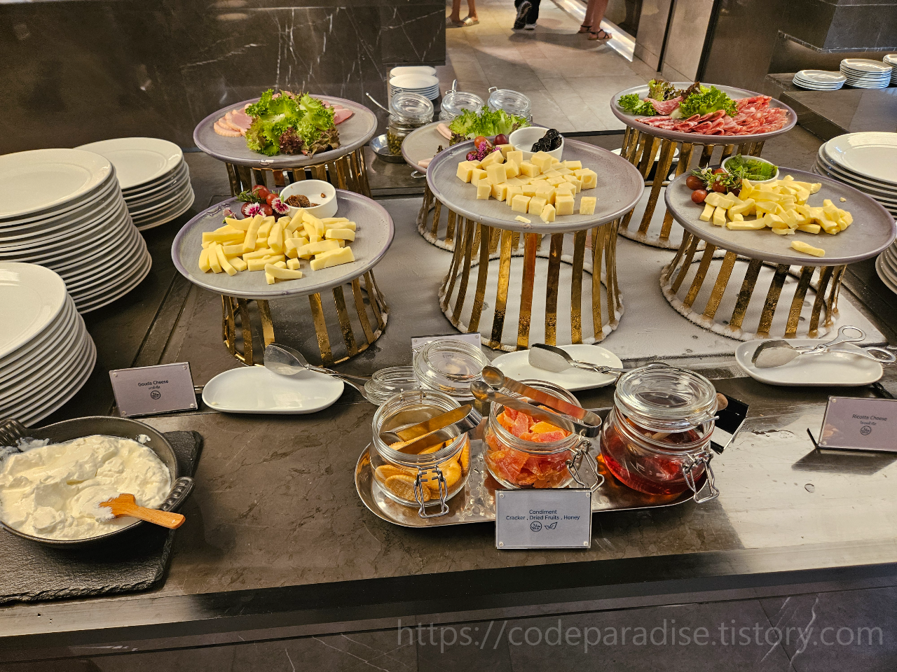 ํธํ
์ฌ์ง