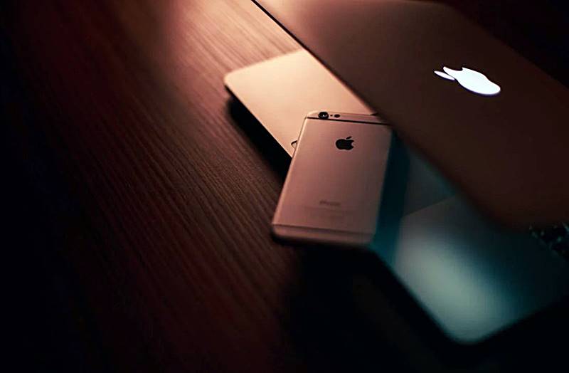 맥북과-아이폰이-놓여있는-모습