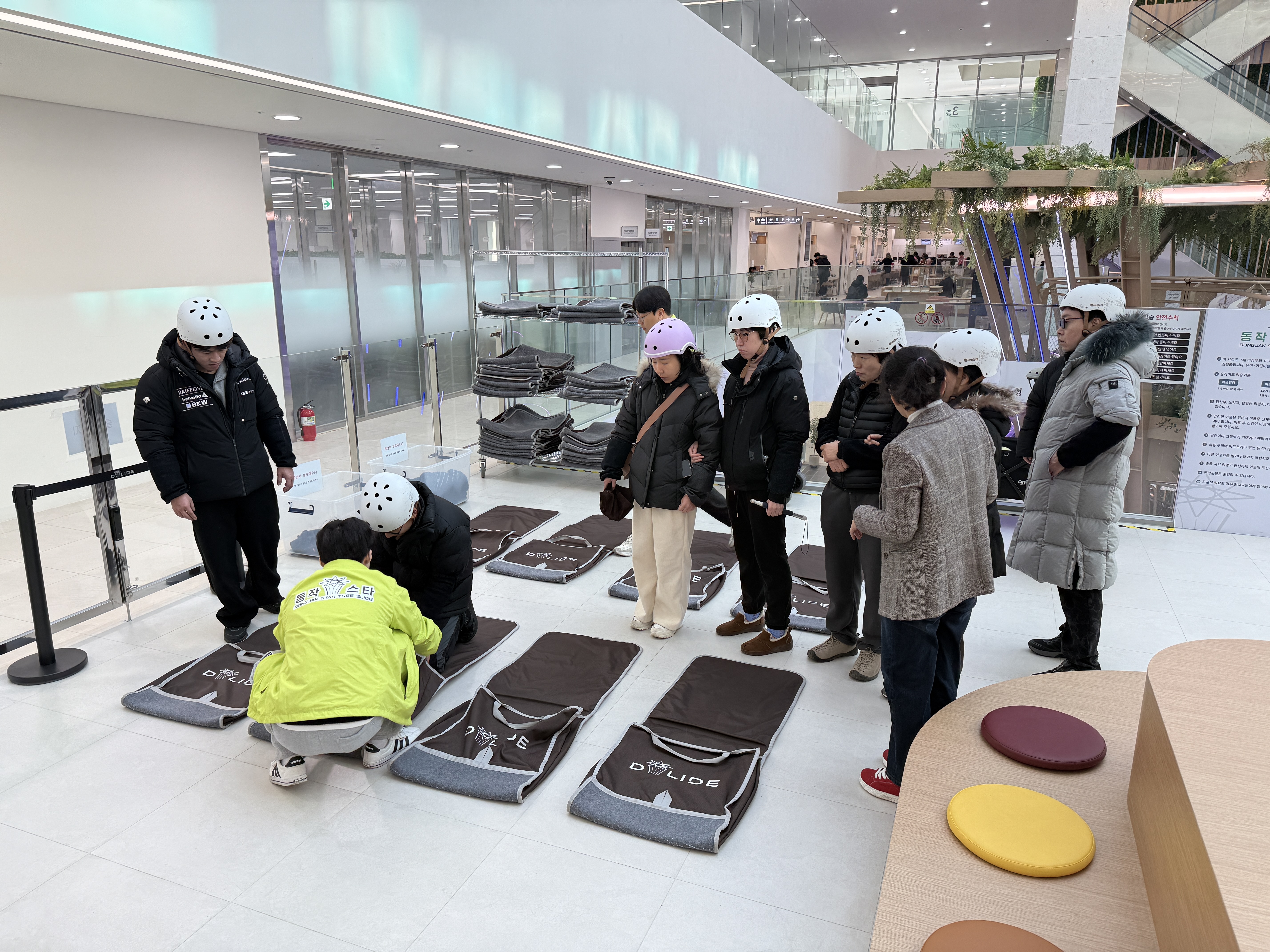 디라이드 미끄럼틀 타는 방법에 대해 설명하는 모습