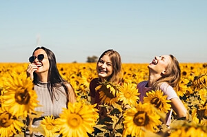 친구들과-해바라기꽃밭에서-웃는모습