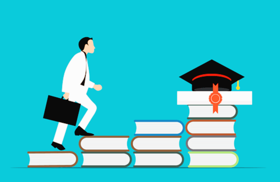하얀 정장을 입은 젊은 남자가 검정 서류가방을 들고 커다란 책으로 만들어진 계단을 오른다. 가장 높은 책 계간 위에는 검정색 학사모가 있다.