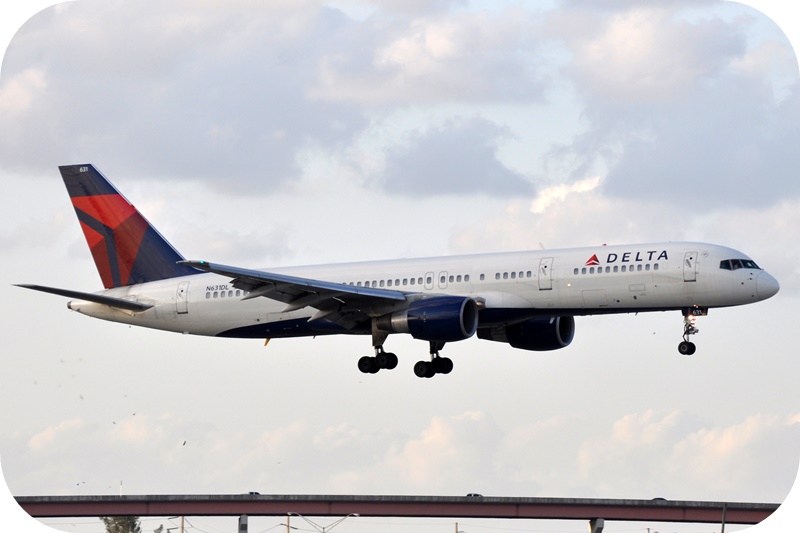 델타항공-보잉-B757-여객기-흐린-하늘-비행중