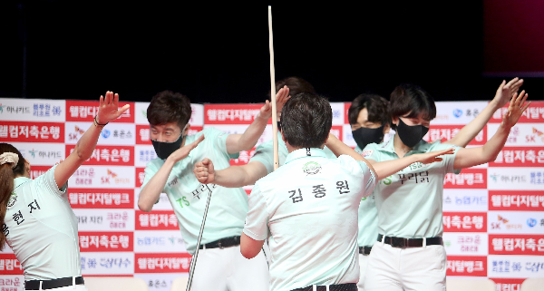 프로당구팀 TS샴푸 푸라닭의 팀 2승이 결정 된후 팀 승리를 표현하고 있는 모습