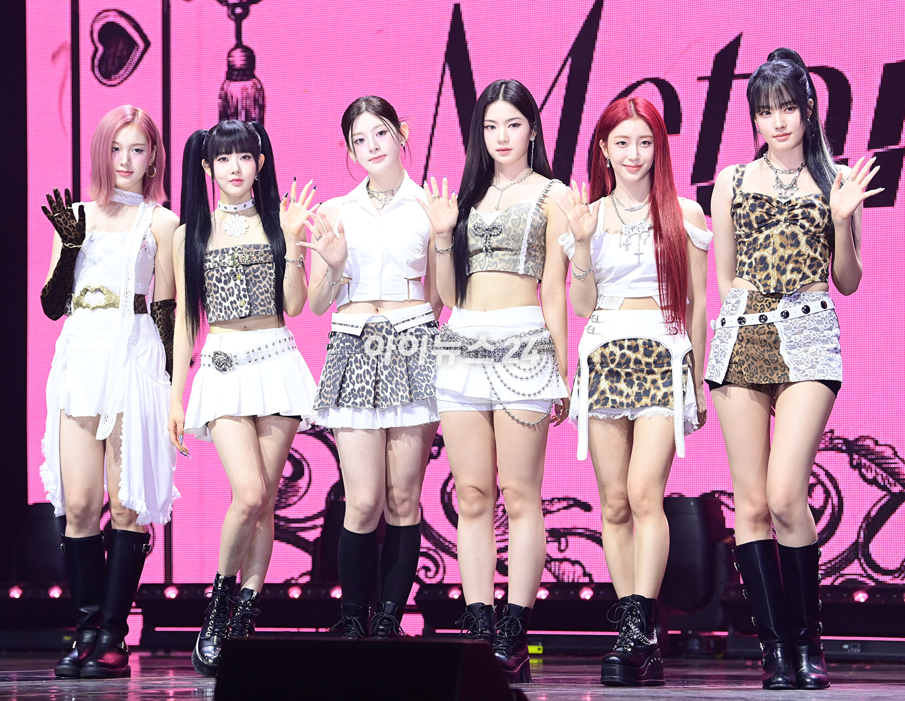 그룹 스테이씨가 1일 오후 서울 광진구 광장동 예스24라이브홀에서 열린 스테이씨(STAYC) 정규 1집 '메타모르픽(Metamorphic)' 쇼케이스 참석하고 있다. [사진=정소희 기자]