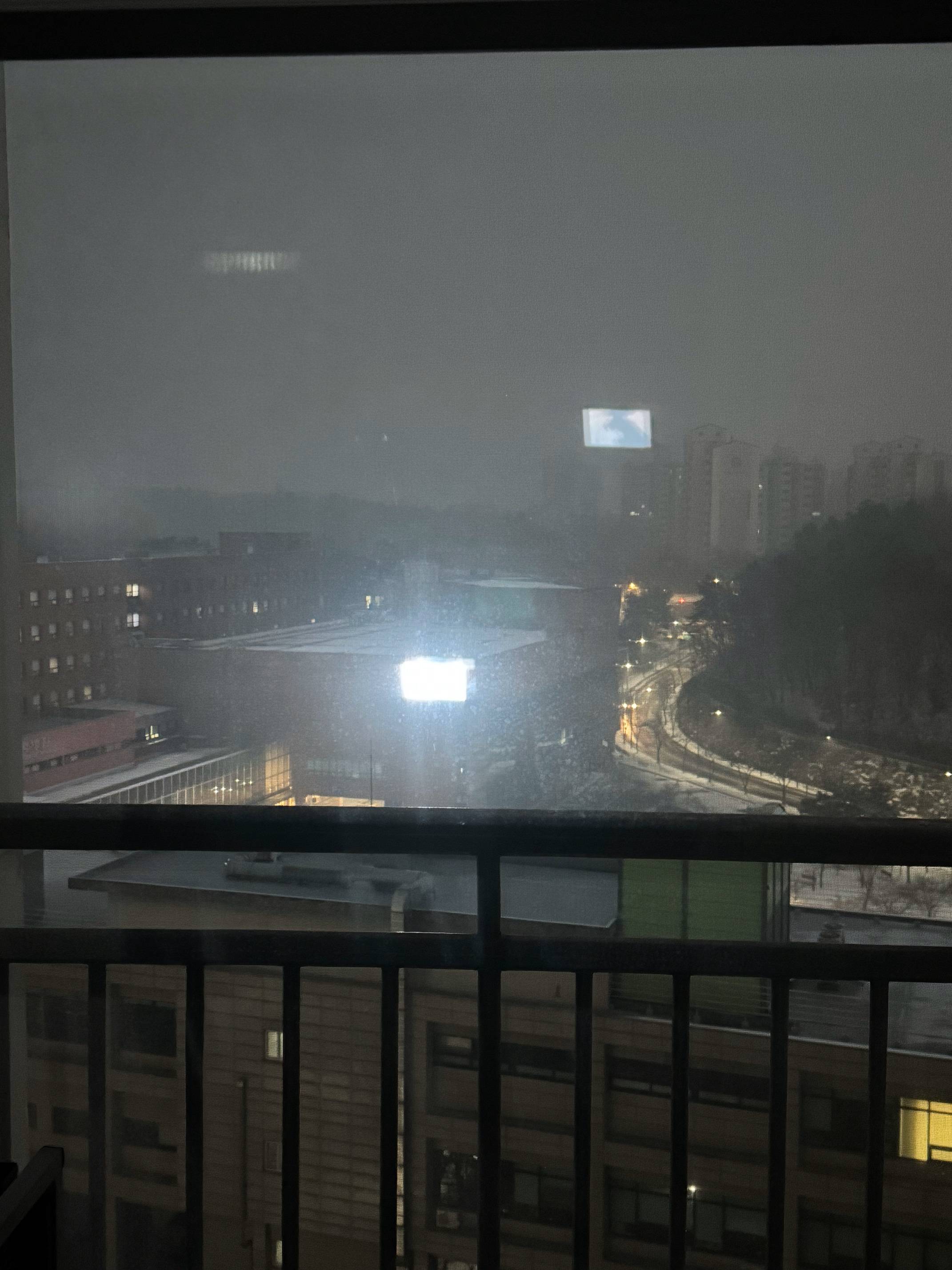 저녁에 집 정면에 보이는 대형 광고 스크린