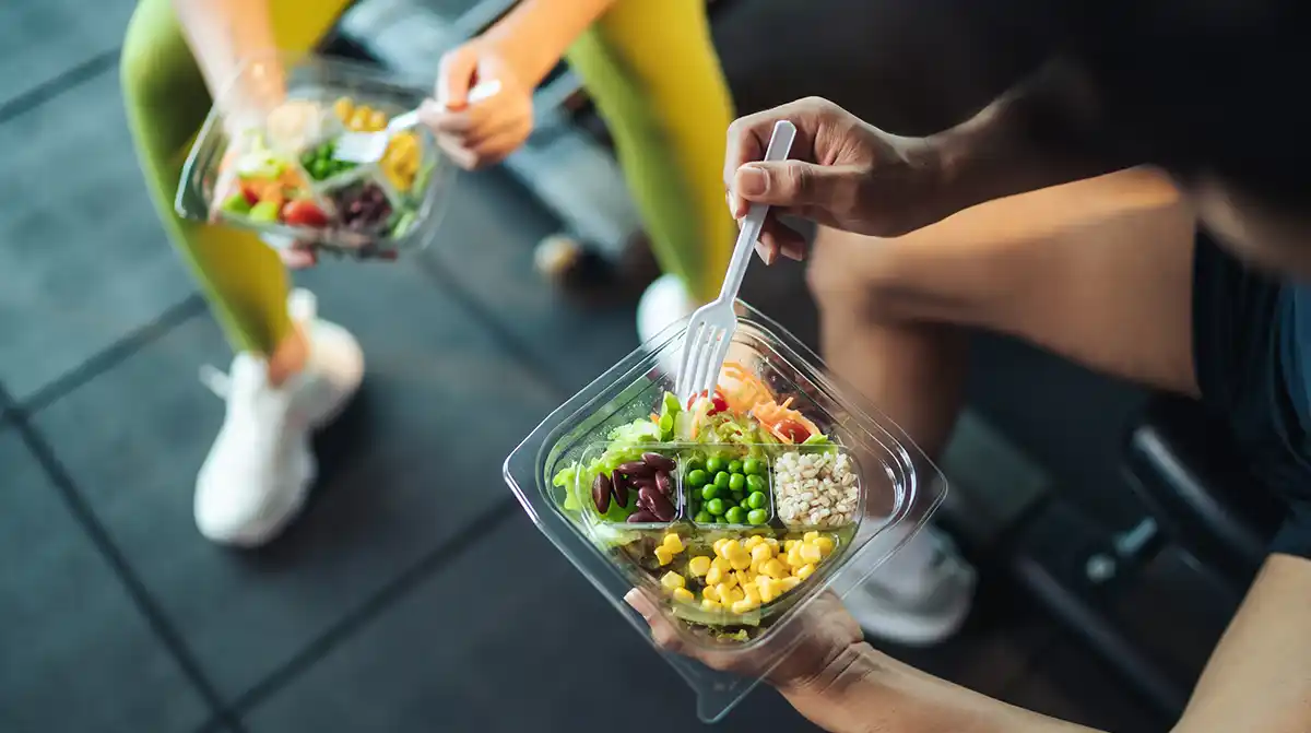 운동후-음식-콩-야채를-먹는-남자-여자