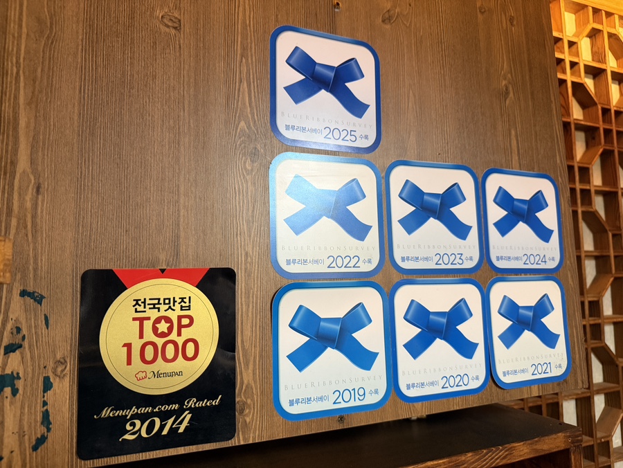 천안 신방동 생생이두부보쌈 매장 내 블루리본 인증 사진. 두부요리와 청국장으로 유명한 천안 한식 맛집으로 블루리본 서베이에 선정된 곳이다.