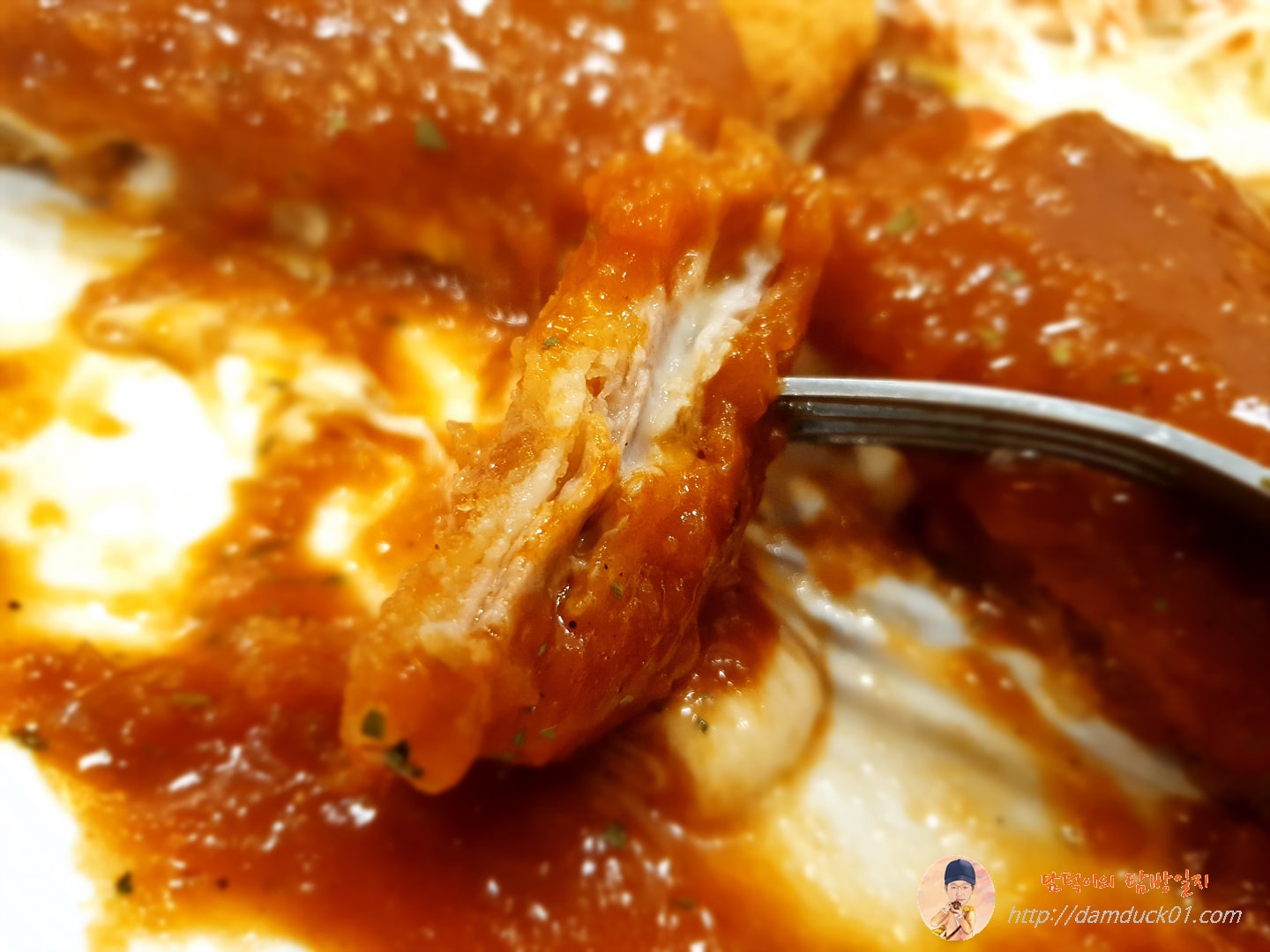 치즈와 고기가 보이는 치즈돈가스