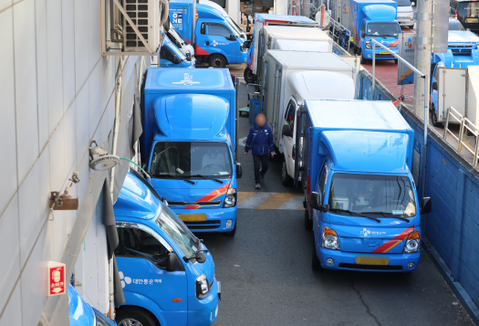 8월 14~15일은 택배 쉬는 날이다. 사진은 CJ대한통운 택배차량들이 정차해 있는 모습.