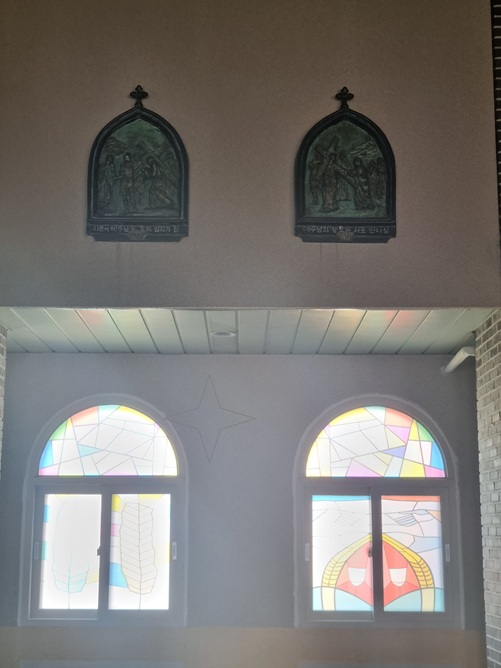 예산 산성리성당 십자가의 길, 스테인드글라스 사진입니다.