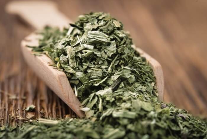 마른 상태로 갈려진 바나바잎