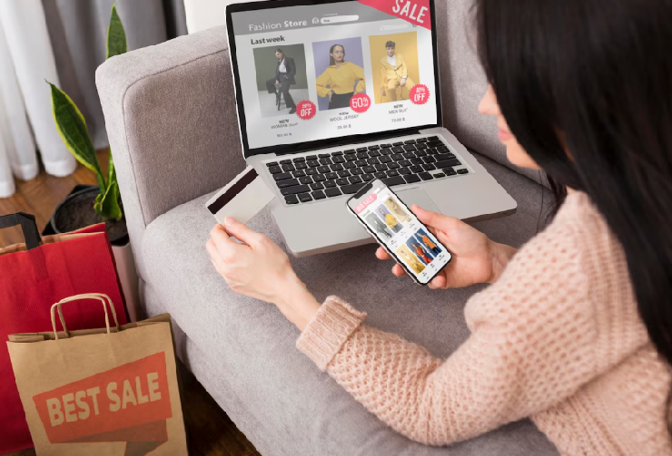 온라인 쇼핑을 하는 여성