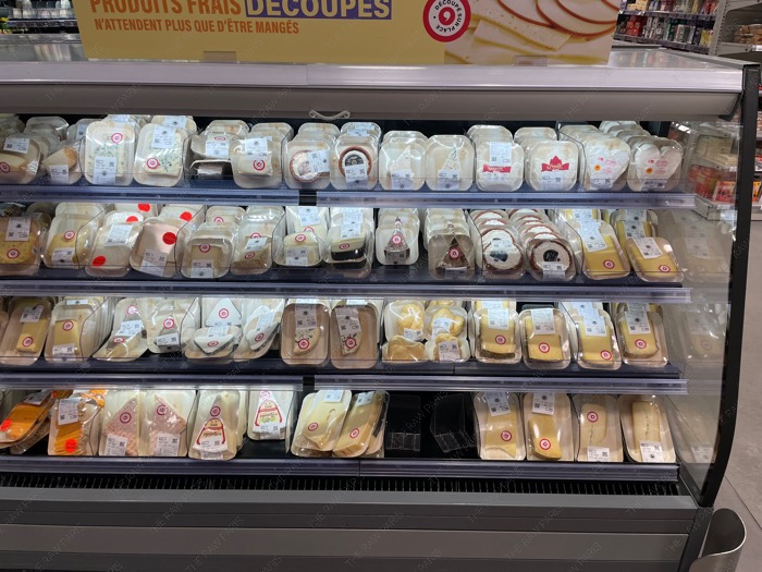 Monoprix Paris marcket 프랑스 마트 치즈 코너 다양한 치즈 진열 모습
