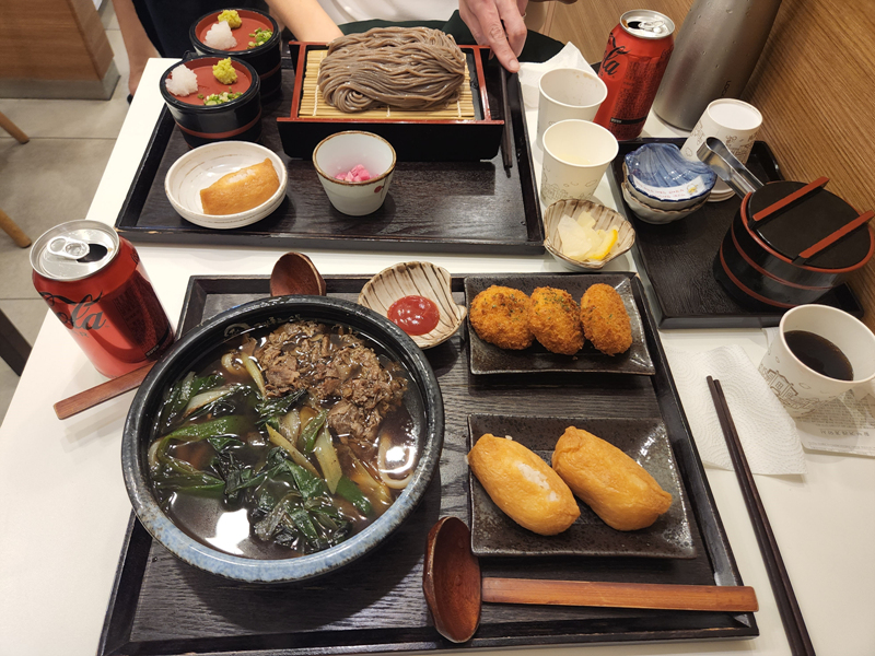 한상-가득-차려진-소바와-우동과-유부초밥과-고로케