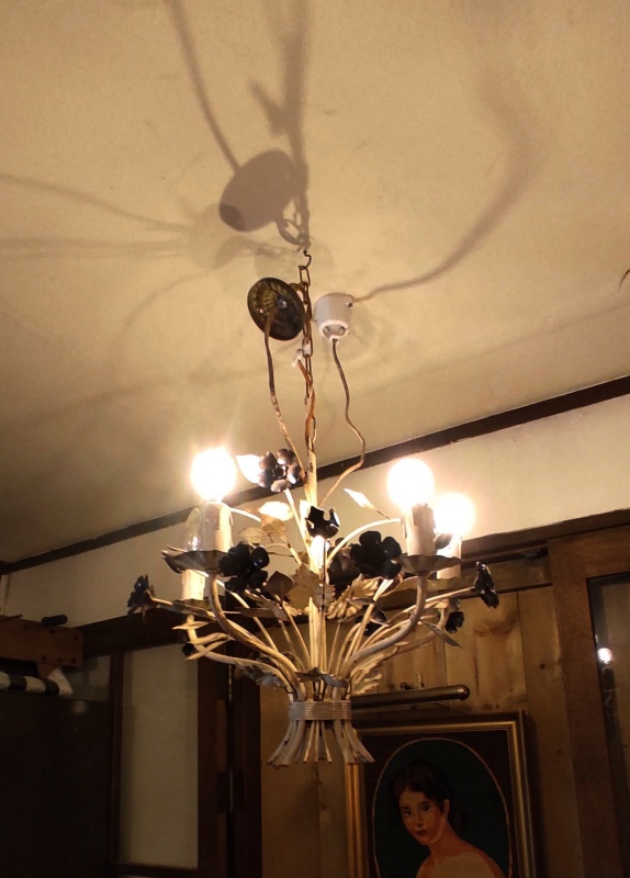 멋스러운 샹들리에와 그림자