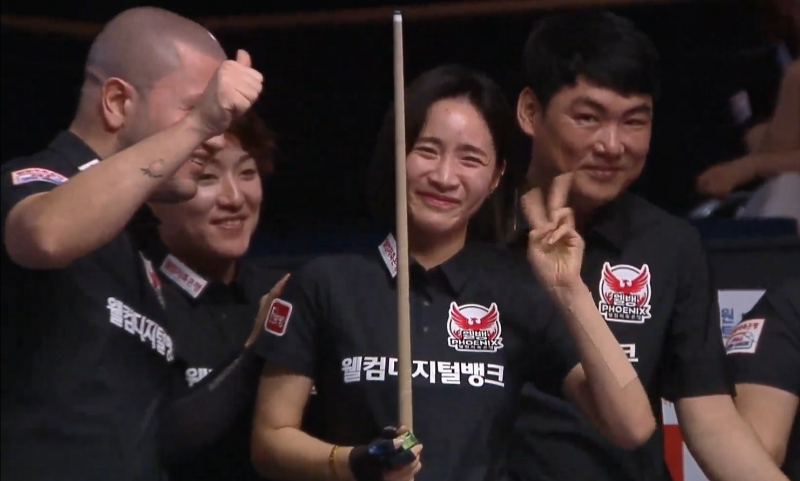 PBA 팀리그 1라운드에서 김가영 선수에게 승리한 최혜미 선수를 축하하는 웰컴저축은행 당구팀