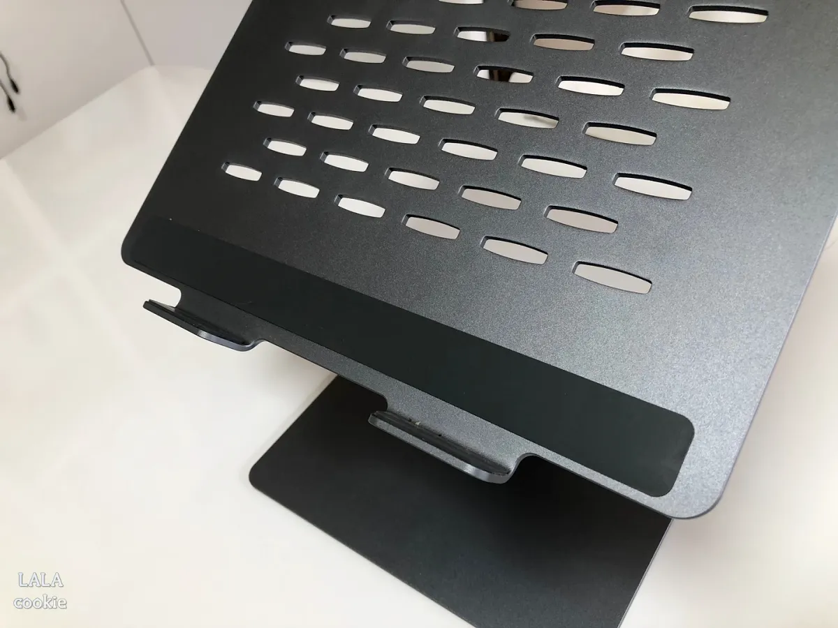 노트북-거치대-추천-윗부분-쿨링홀이-뚫려-있다