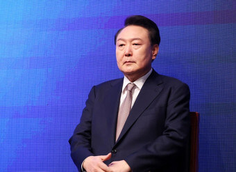 윤석열-대통령이-앉아-있는-사진입니다.