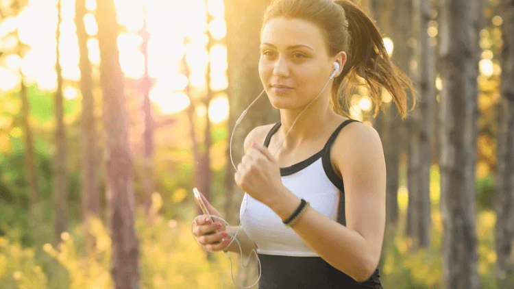 심장에-좋은-생활습관으로-규칙적인-운동하는-모습