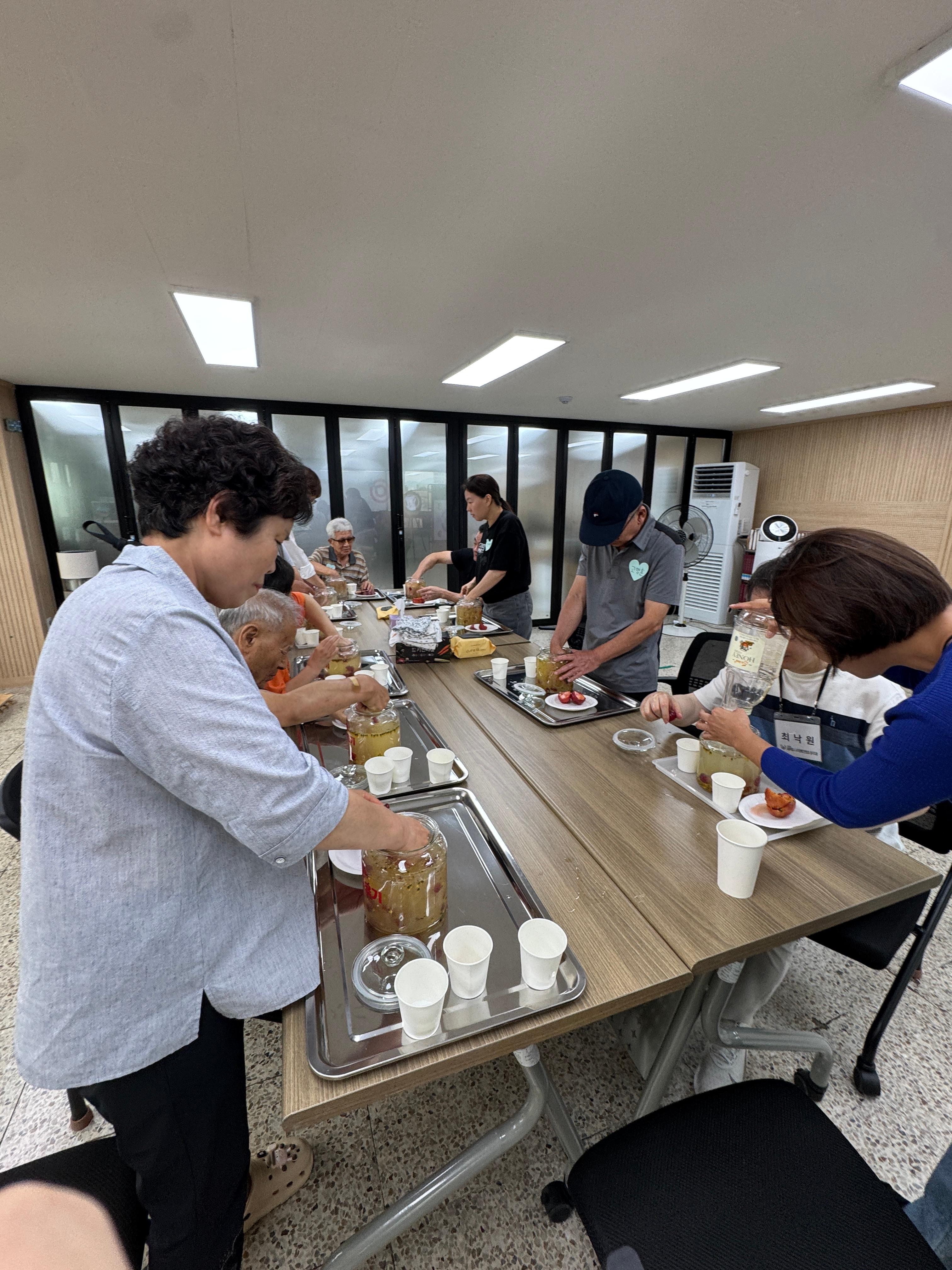 꿀술을 만들고 있는 모습