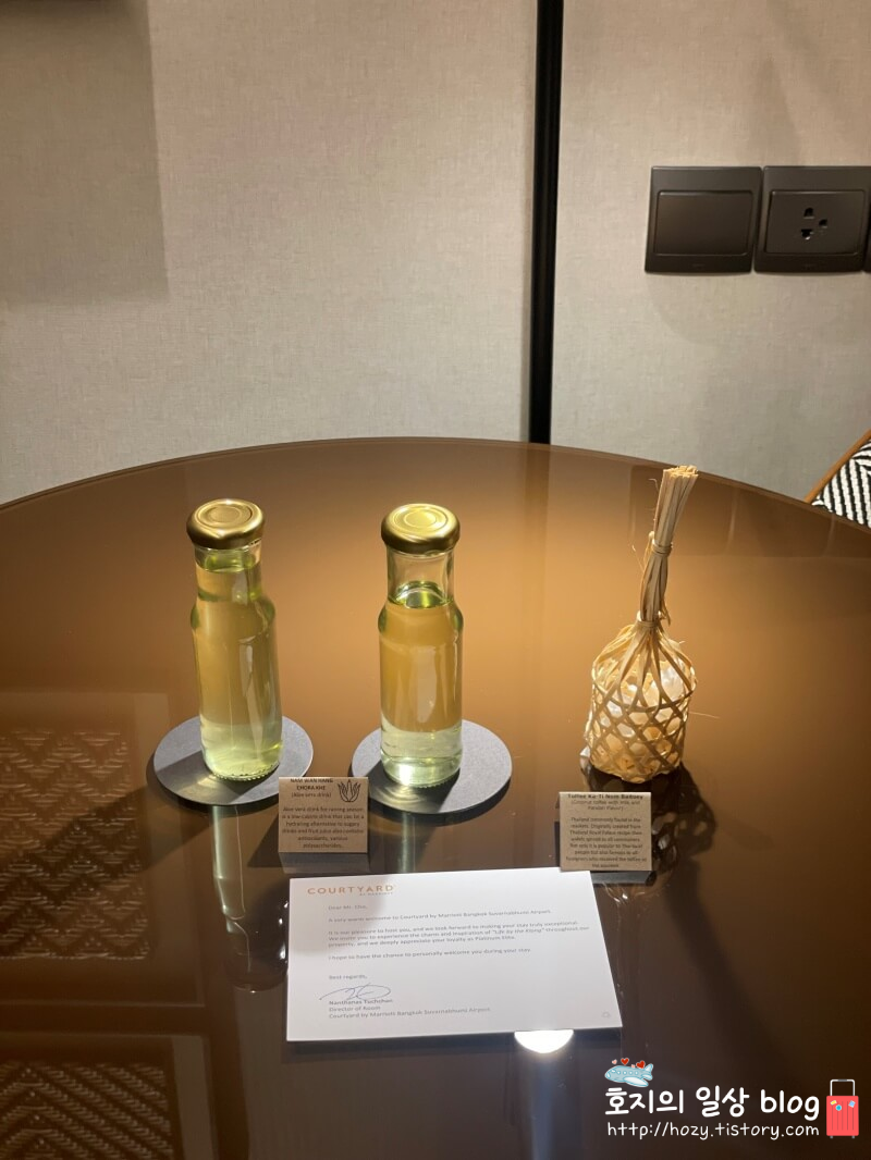 방콕 코트야드 메리어트 디럭스룸 테이블 웰컴드링크와 웰컴푸드