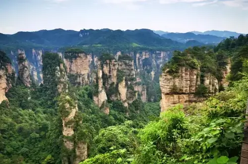 황석채-적성-전망대에서-바라본-수풀로-덮여있는-독특한-기암괴석들