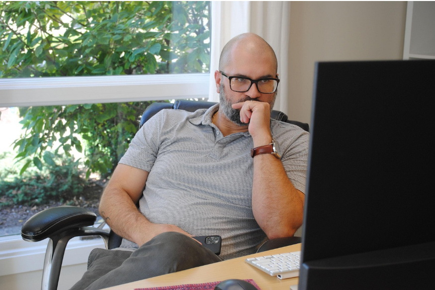 컴퓨터 업무하는 사람