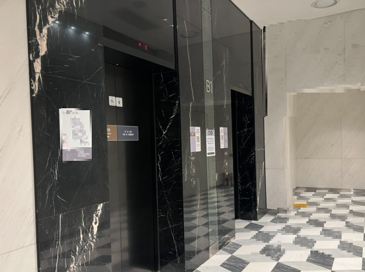 물품보관소 옆 엘리베이터 모습