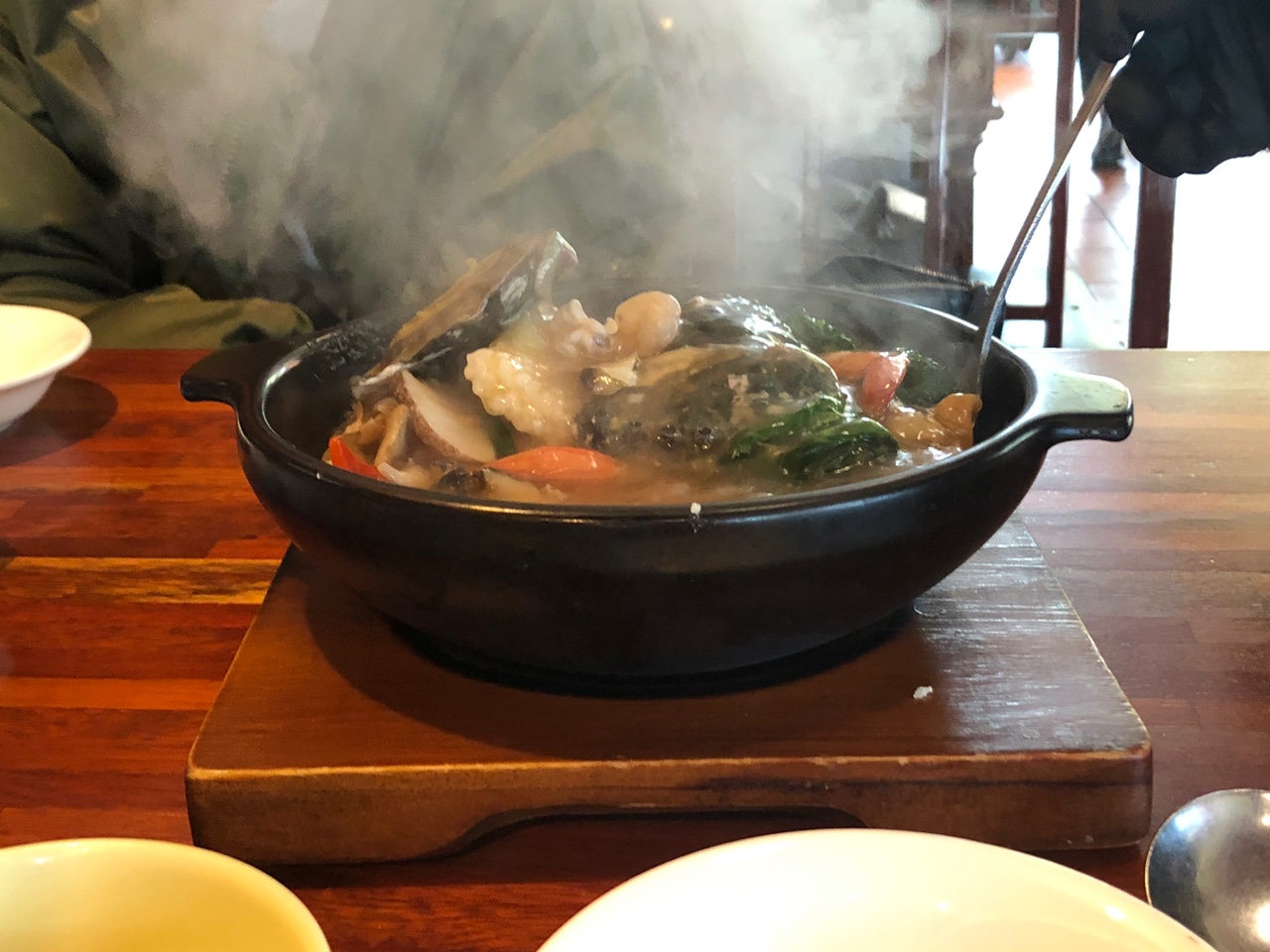 연기나는-전복돌판누룽지탕-음식사진