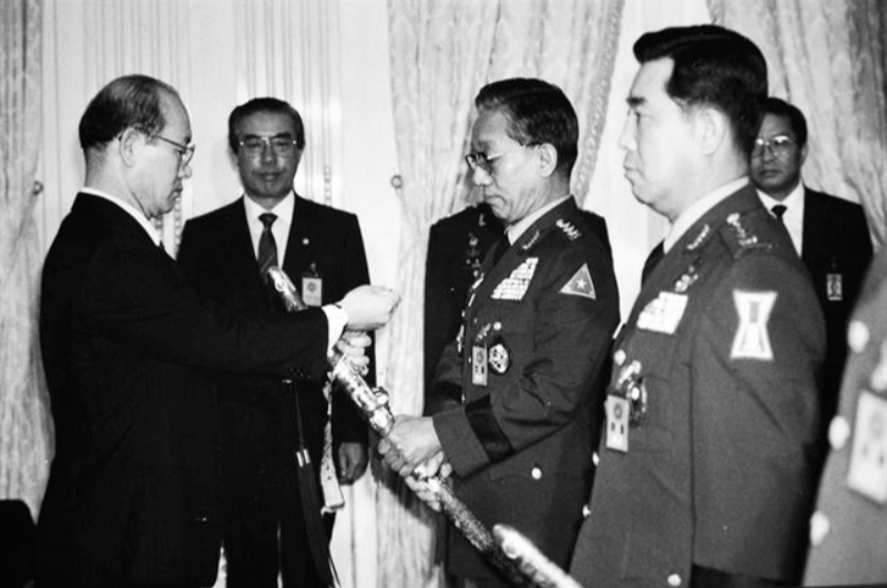 1987년 처음 장군 진급자 전원에게 삼정도를 수여했다. 당시 전두환 전 대통령이 진급자들에게 수치를 달라 주고 있는 모습