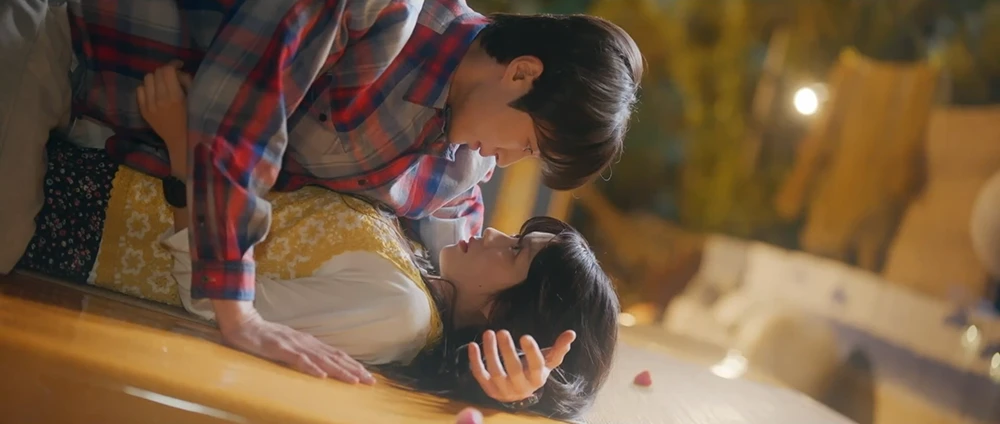 감싸안고-서로-눈맞춤하는-선재와-솔