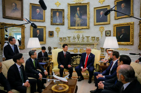 이재명 대통령과 트럼프 대통령 간의 한미 정상회담 장면