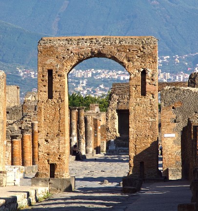 돌을 쌓아 만든 고대의 건축물