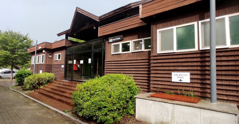 금직한 화장실 건물