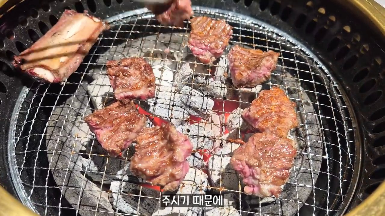 숯불 위에서 구워지는 갈비