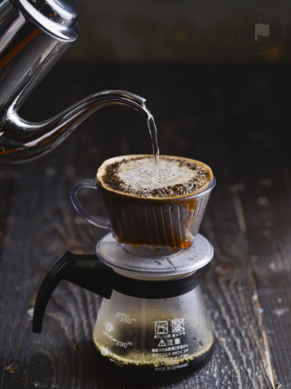 핸드드립커피내리는사진