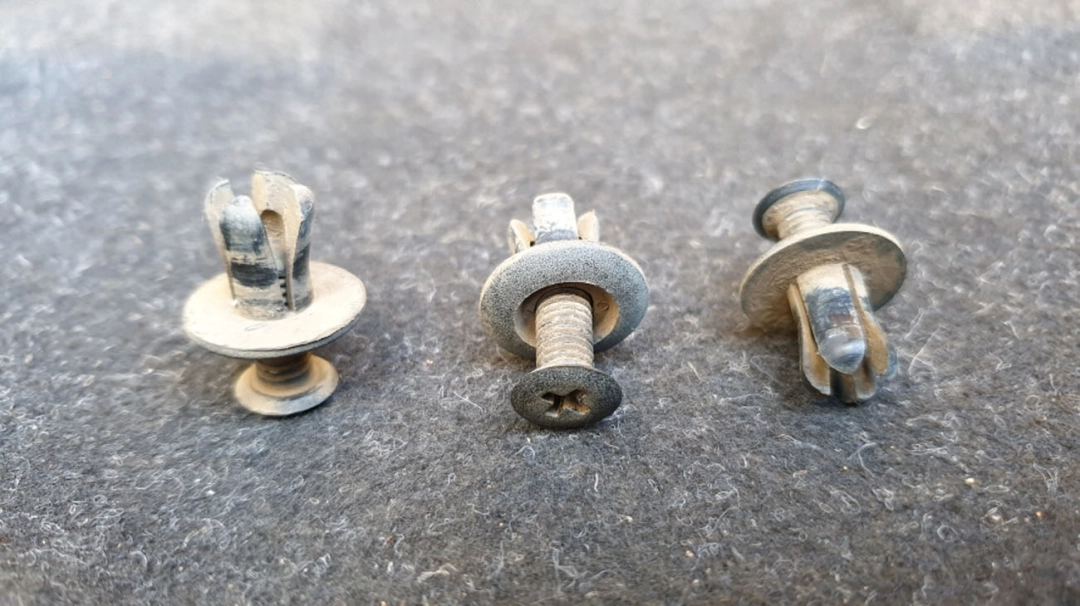 휠하우스 고정 부품