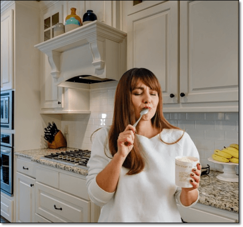 모짜렐라 치즈 먹는 여성