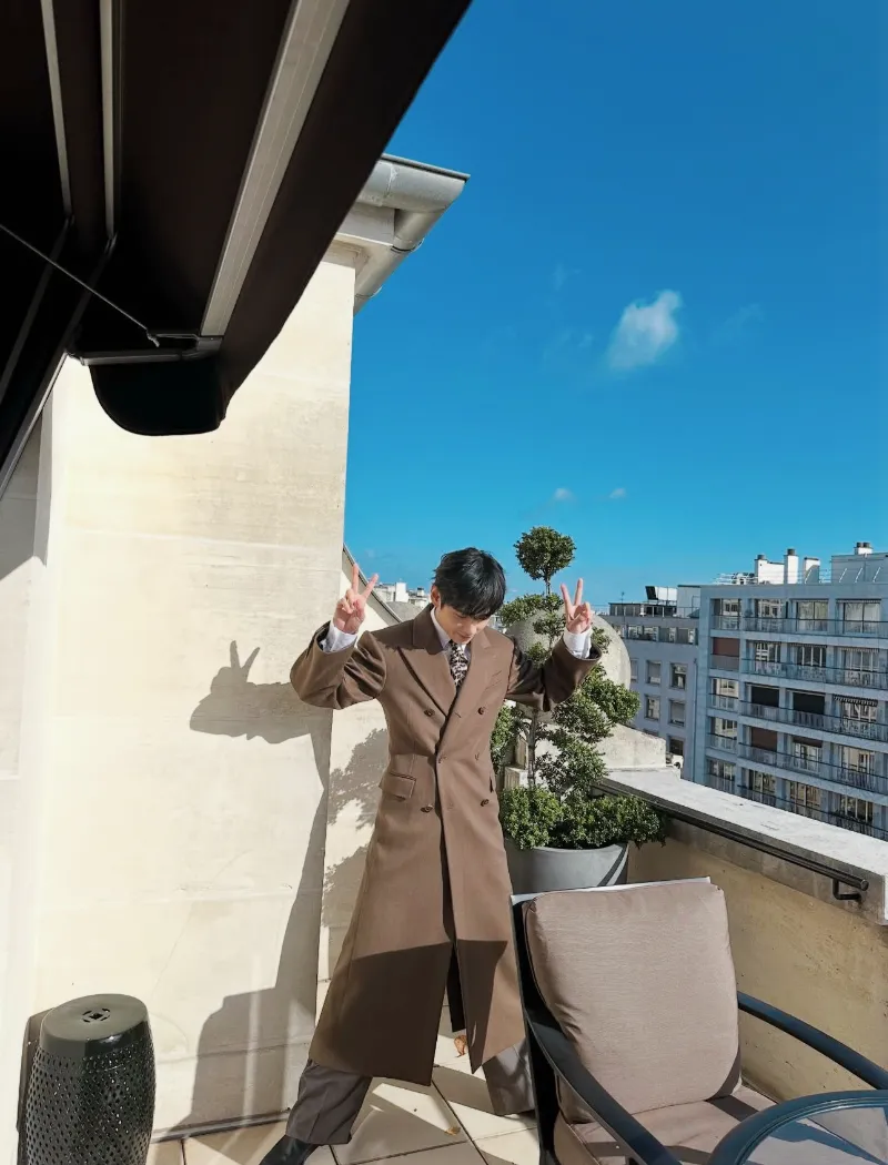 BTS 뷔, 뷔 공항패션, 뷔 패션위크 참석, 뷔 셀린느 패션쇼, 뷔 셀린느 앰버서더, 뷔 셀린느 2026, 셀린느 2026 컬렉션, 셀린느 패션 트렌드, 파리 패션위크, 인천공항 뷔 출국, 뷔 런웨이 룩, 뷔 셀린느 2026 컬렉션, 셀린느 글로벌 앰버서더, 생클루 국립공원 패션쇼, 뷔 패션 아이콘, BTS 뷔 셀린느, 뷔 셔츠 스타일, 셀린느 캐시미어 카디건, 뷔 히로노 인형, 뷔 셀린느 화보, 셀린느 남성룩, 뷔 셀린느 무드, 뷔션위크, Vashion Week, TaehyungXCeline