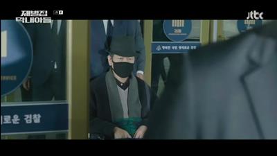 휠체어를 타고 검찰에서 나오는 회장 사진입니다.