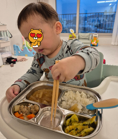 아기가 밥먹는 사진