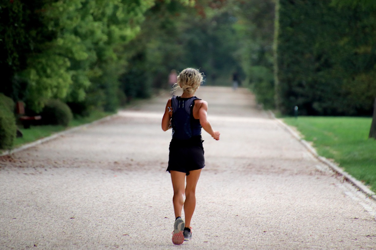 걷기 운동하는 사진