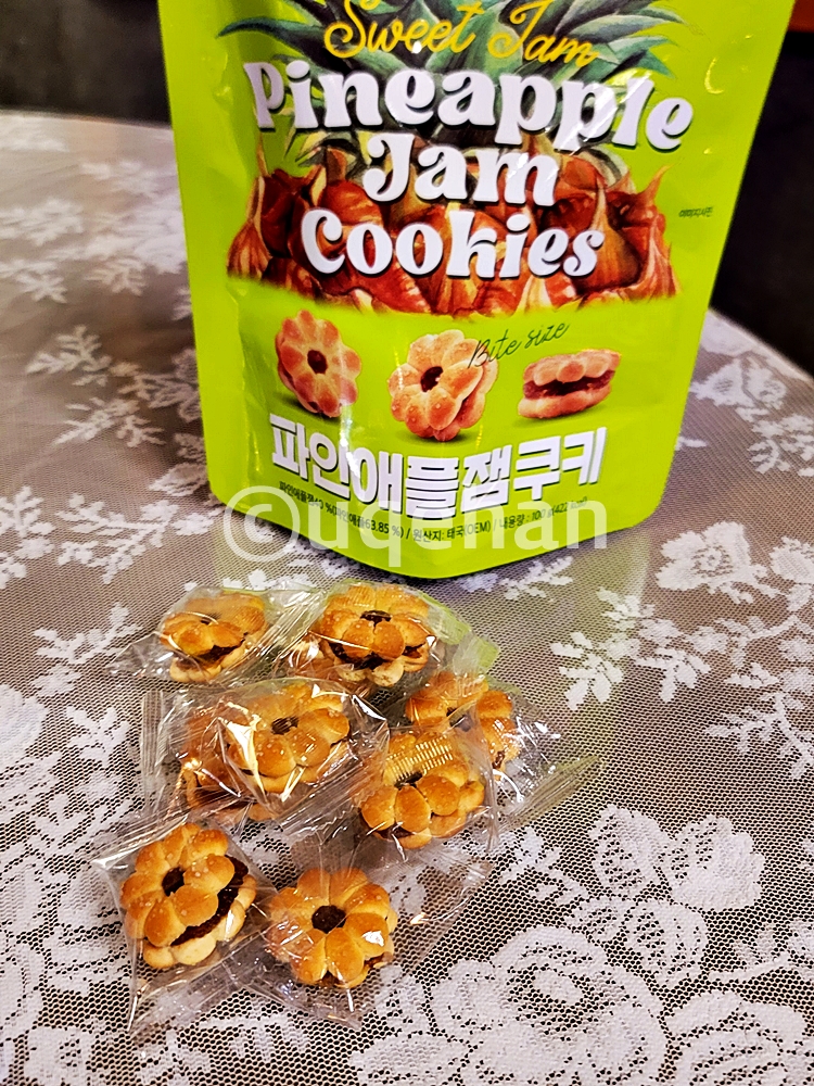 노브랜드 파인애플잼쿠키를 개봉해서 구성품을 꺼내놓은 사진이다.