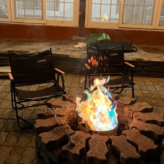 마당 가운데 불 펴놓은 모습