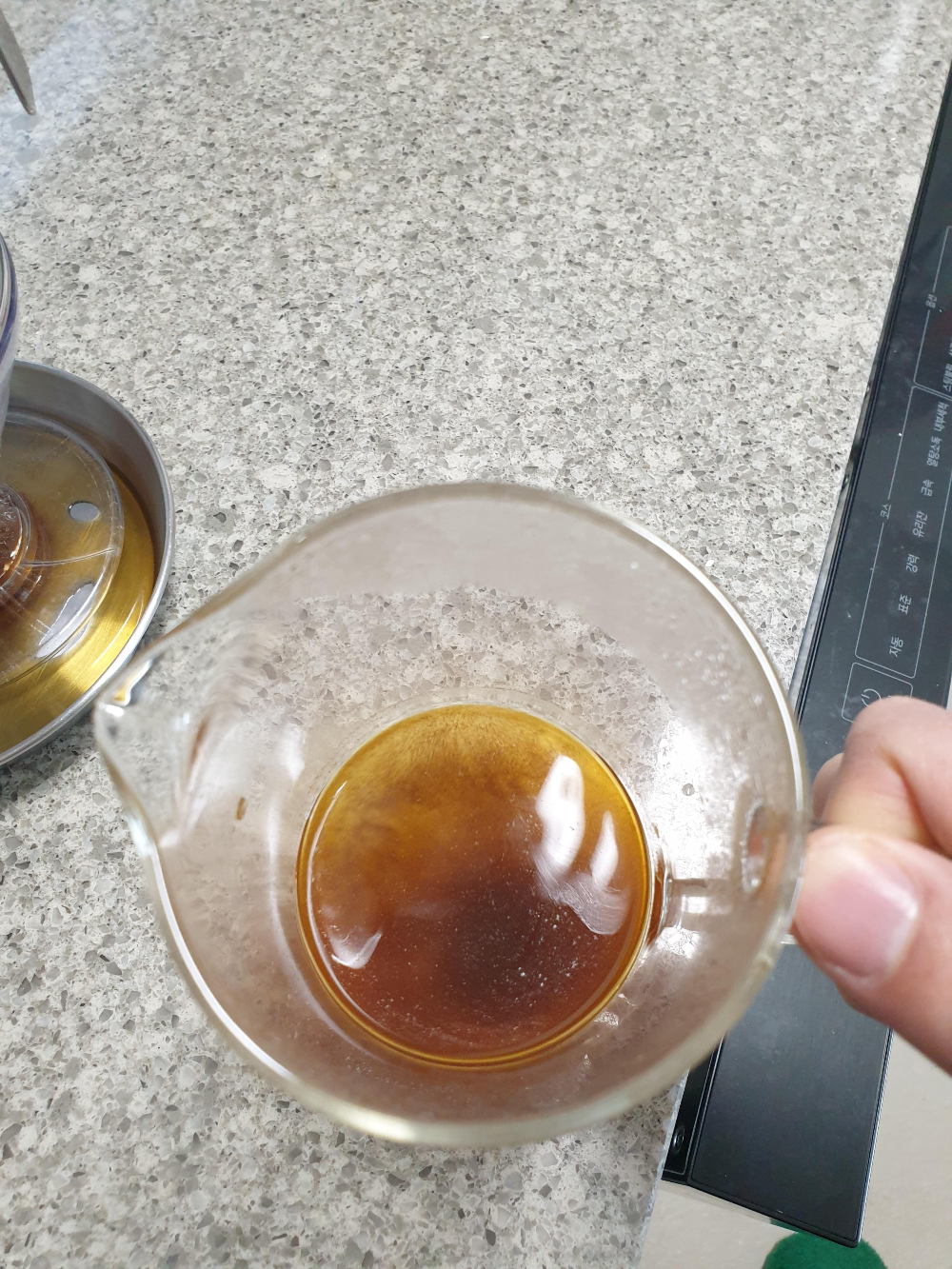 커피 서버를 들고 있는 모습. 서버 바닥에 커피 가루(미분)이 보인다.