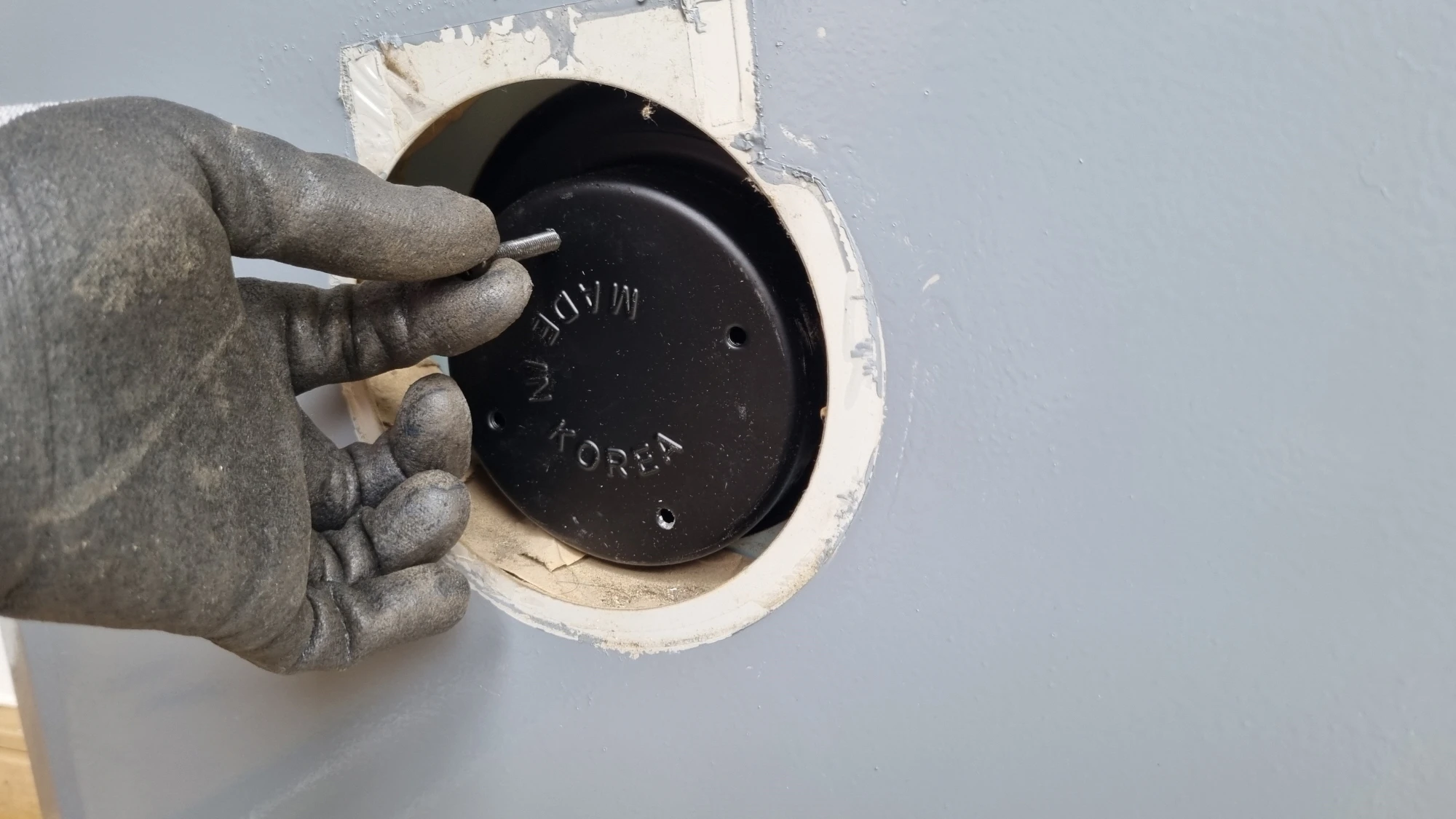 현관문 방범커버 실외 커버 끼우는 모습