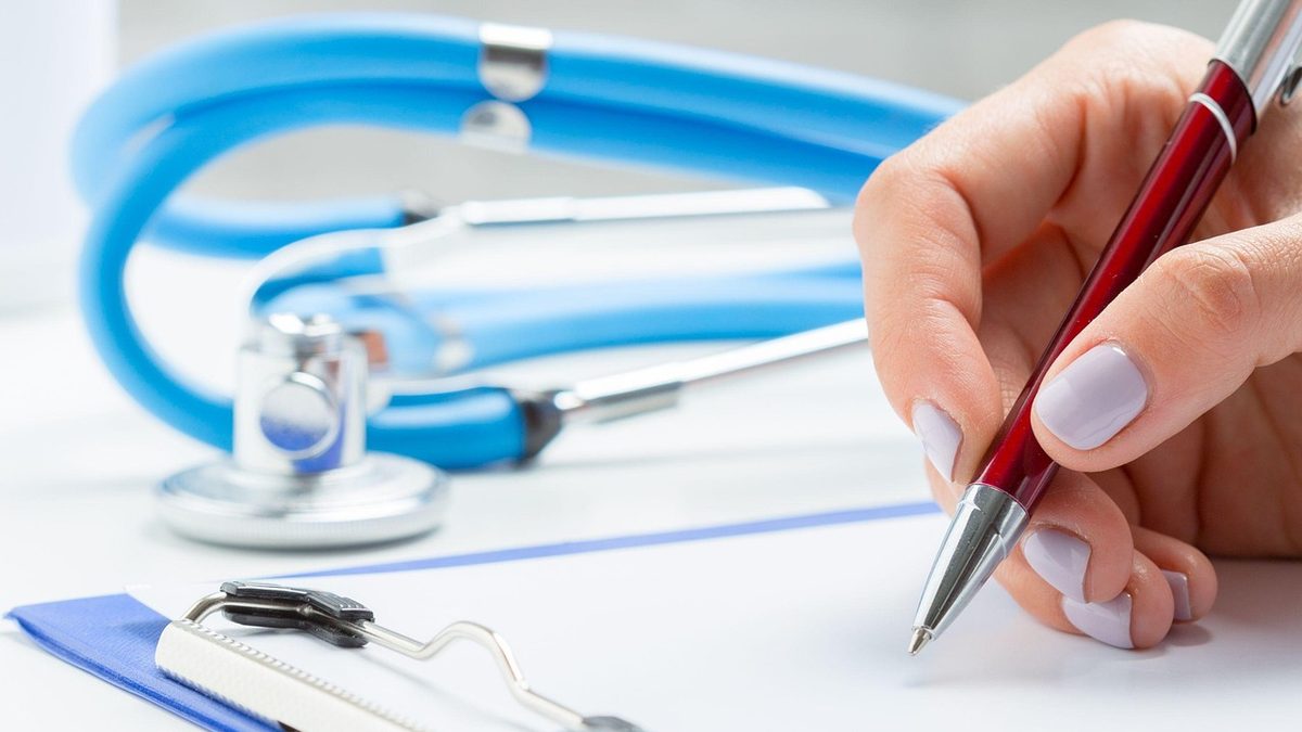 진단서 소견서 수술확인서가 함께 놓인 의료 문서