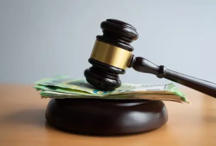 심판분할을-상징하는-재판정-방망이와-돈이-책상위에-놓여-있다