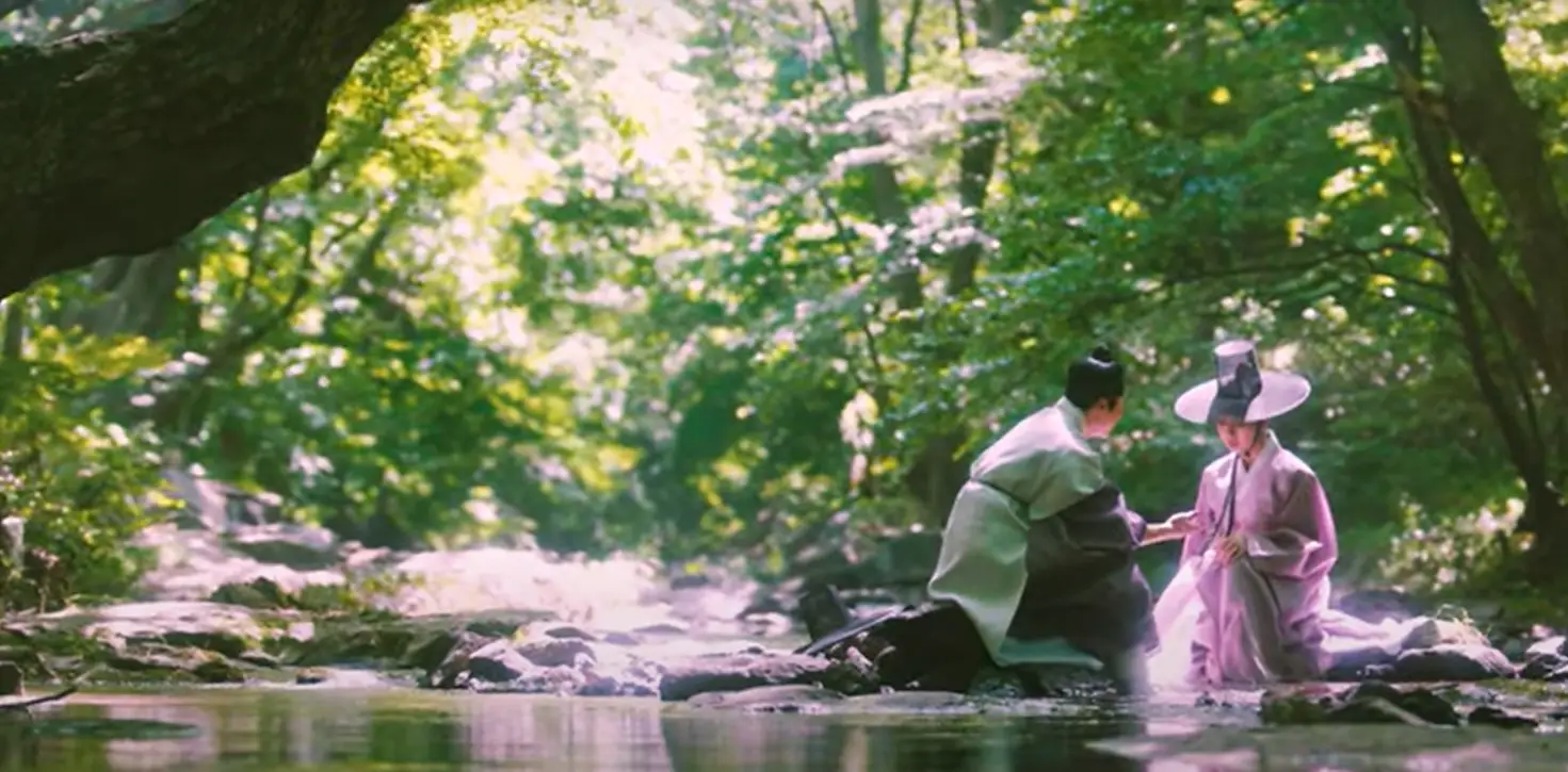 세작-
숲 계울가 흰 한복을 입은 조정석과 보라색 남자한복에 갓을 쓰고 앉아있는 신세경에게 무언가 건네는 조정석